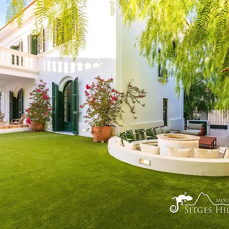 De Leones In Heart Of By And Town With A/c And Games Villa *