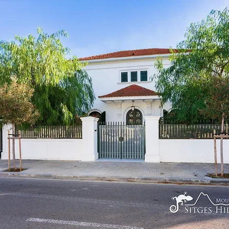 De Leones In Heart Of By And Town With A/c And Games *