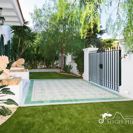 De Leones In Heart Of By And Town With A/c And Games Villa *