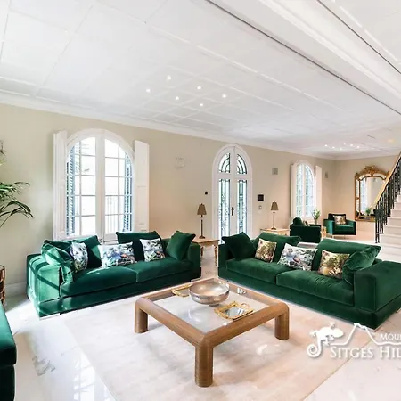 De Leones In Heart Of By And Town With A/c And Games