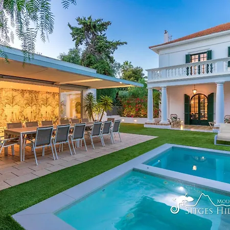 De Leones In Heart Of By And Town With A/c And Games Villa Sitges