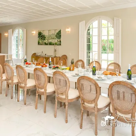 De Leones In Heart Of By And Town With A/c And Games Villa