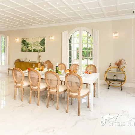 De Leones In Heart Of By And Town With A/c And Games *