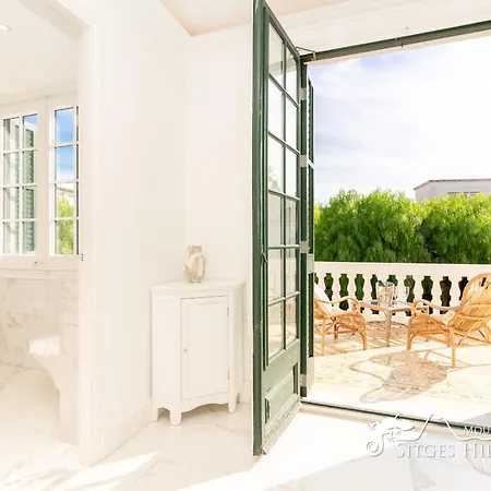 De Leones In Heart Of By And Town With A/c And Games Villa