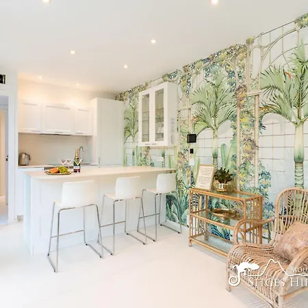 De Leones In Heart Of By And Town With A/c And Games Villa *