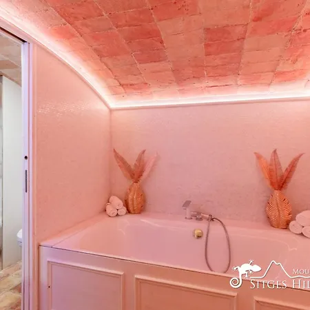 Villa De Leones In Heart Of By And Town With A/c And Games Sitges