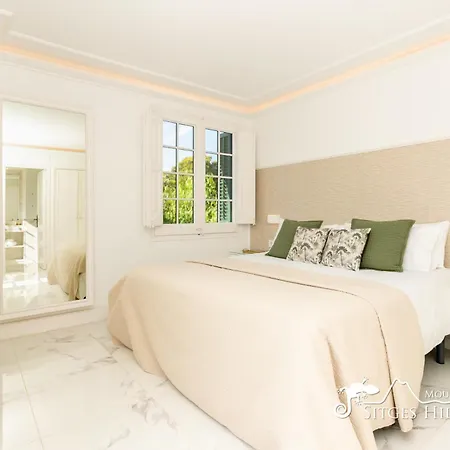 Villa De Leones In Heart Of By And Town With A/c And Games Sitges