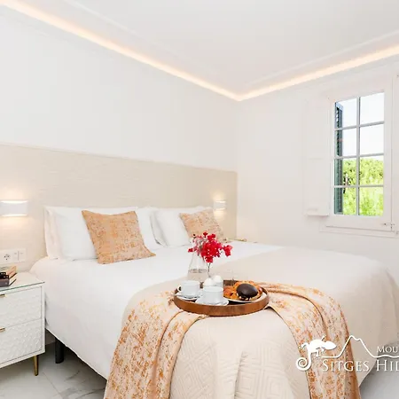 De Leones In Heart Of By And Town With A/c And Games Villa Sitges