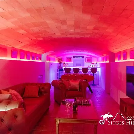 De Leones In Heart Of By And Town With A/c And Games Villa *