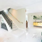 De Leones In Heart Of By And Town With A/c And Games Villa *