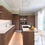 De Leones In Heart Of By And Town With A/c And Games Villa *