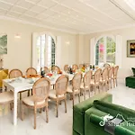De Leones In Heart Of By And Town With A/c And Games Villa Sitges