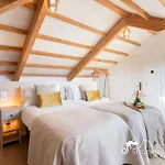 De Leones In Heart Of By And Town With A/c And Games Villa Sitges
