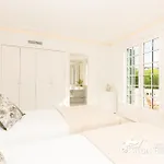 De Leones In Heart Of By And Town With A/c And Games Villa