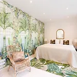 De Leones In Heart Of By And Town With A/c And Games Villa *