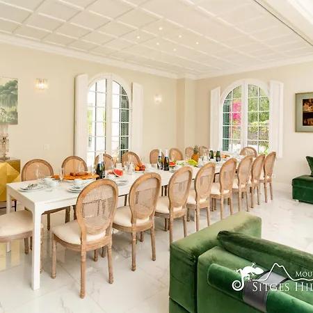 De Leones In Heart Of By And Town With A/c And Games Vila Sitges