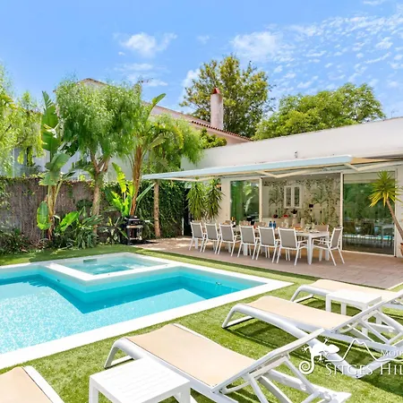 De Leones In Heart Of By And Town With Ac & Games Villa Sitges