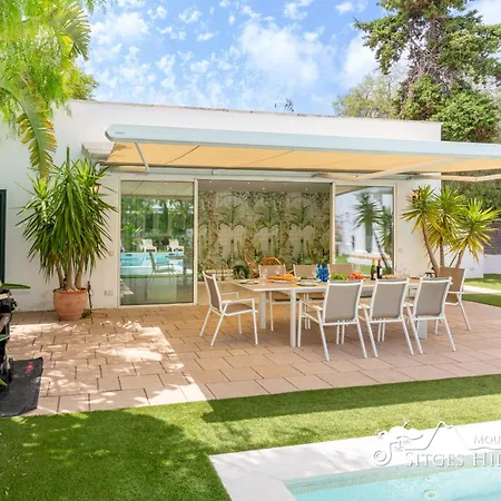 De Leones In Heart Of By And Town With A/c And Games Vila