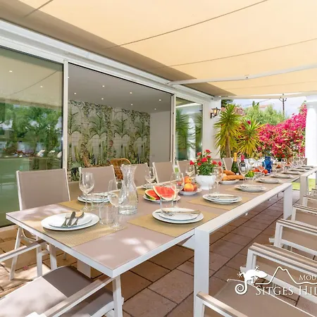 De Leones In Heart Of By And Town With A/c And Games * Sitges