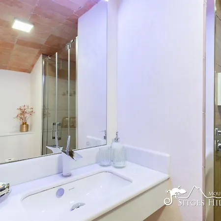 De Leones In Heart Of By And Town With A/c And Games