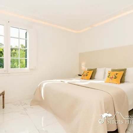 De Leones In Heart Of By And Town With A/c And Games Sitges