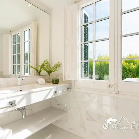 De Leones In Heart Of By And Town With A/c And Games