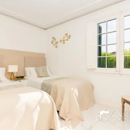 De Leones In Heart Of By And Town With A/c And Games Sitges