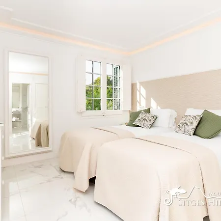 De Leones In Heart Of By And Town With A/c And Games Vila Sitges