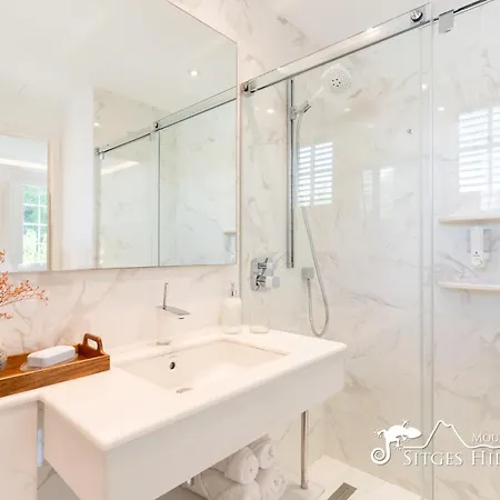 De Leones In Heart Of By And Town With A/c And Games Sitges