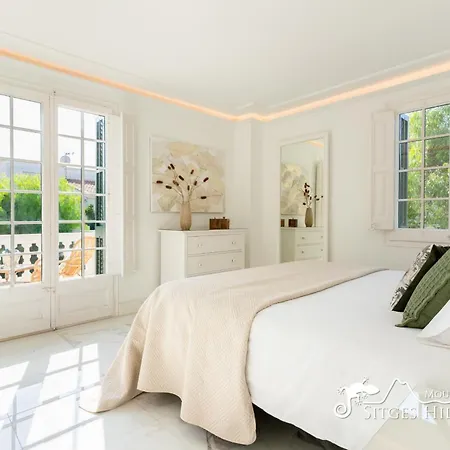 De Leones In Heart Of By And Town With A/c And Games