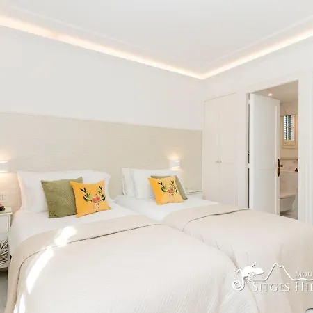 De Leones In Heart Of By And Town With A/c And Games Villa Sitges