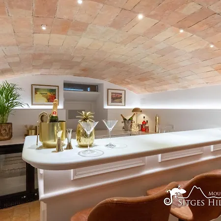 De Leones In Heart Of By And Town With A/c And Games * Sitges