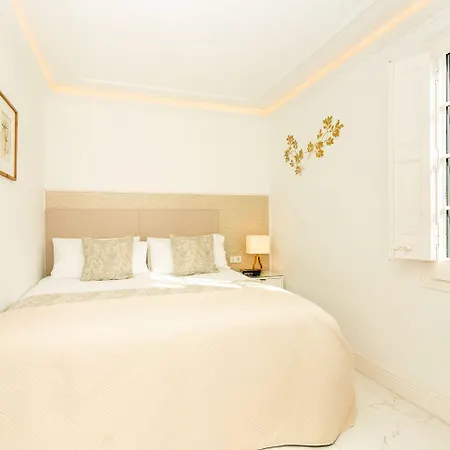 Villa De Leones In Heart Of By And Town With Ac & Games Sitges