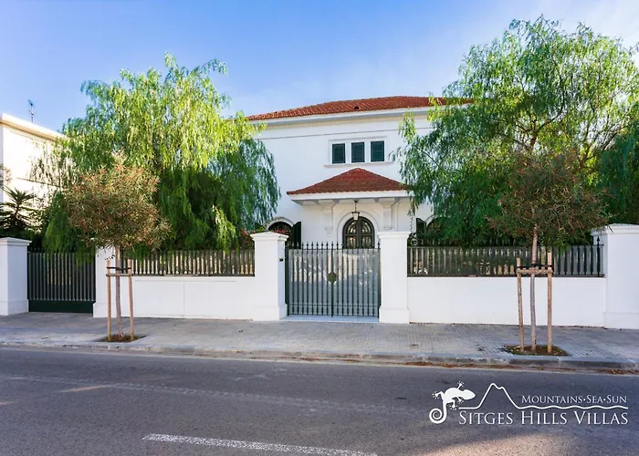 De Leones In Heart Of By And Town With A/c And Games *