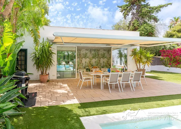 De Leones In Heart Of By And Town With A/c And Games 别墅