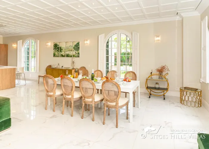 De Leones In Heart Of By And Town With A/c And Games *