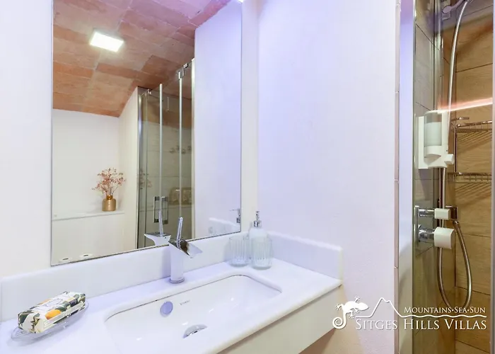 De Leones In Heart Of By And Town With A/c And Games