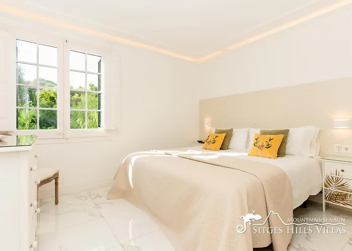 De Leones In Heart Of By And Town With A/c And Games 锡切斯