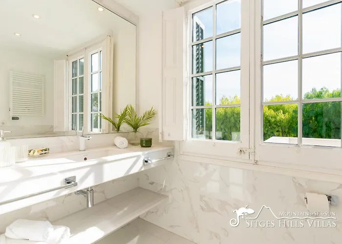 De Leones In Heart Of By And Town With A/c And Games