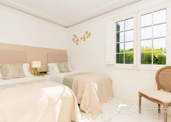 De Leones In Heart Of By And Town With A/c And Games 锡切斯