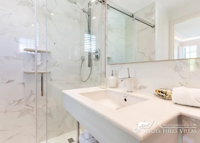 De Leones In Heart Of By And Town With A/c And Games 锡切斯