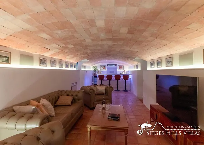 De Leones In Heart Of By And Town With A/c And Games 锡切斯