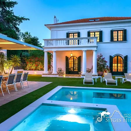 Villa De Leones In Heart Of By And Town With A/c And Games Sitges