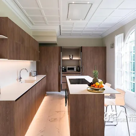 De Leones In Heart Of By And Town With A/c And Games Villa *