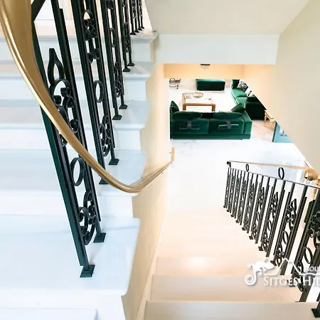 De Leones In Heart Of By And Town With A/c And Games *