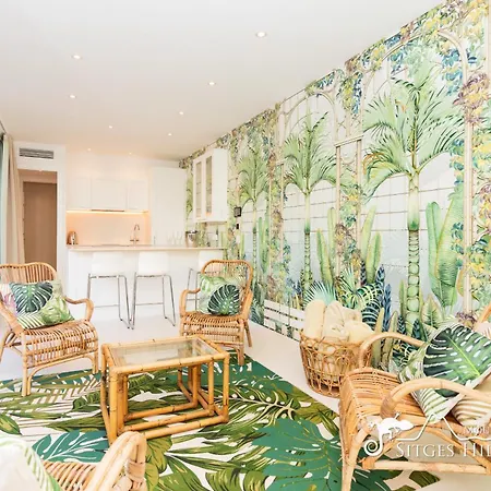 De Leones In Heart Of By And Town With A/c And Games Villa Sitges