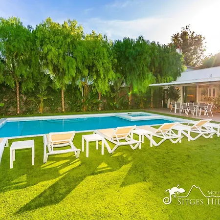 De Leones In Heart Of By And Town With A/c And Games Villa Sitges