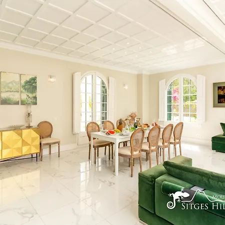 De Leones In Heart Of By And Town With A/c And Games Villa *