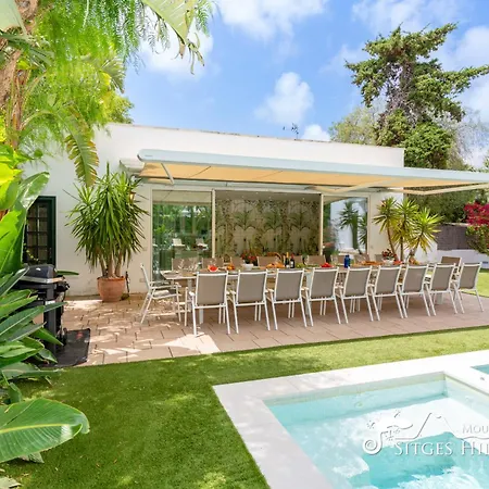 De Leones In Heart Of By And Town With A/c And Games Villa Sitges