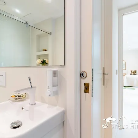 De Leones In Heart Of By And Town With A/c And Games Villa *